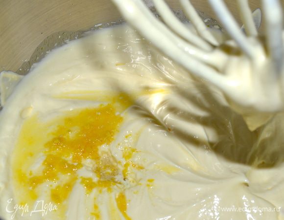 Добавить цедру и сок лимона к сырной массе. И все еще раз как следует взбить. 