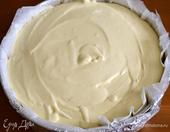 Подготовленную форму достать их морозилки и выложить полученный крем на спрессованный из крошки от печенья "корж".  Поставить в предварительно разогретую до 170 С духовку приблизительно на 1 час. 