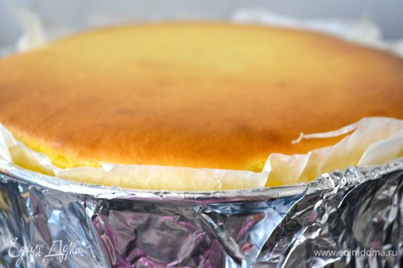 Готовый торт достать из духовки и остудить при комнатной температуре, затем поставить в холодильник приблизительно на 4 часа.