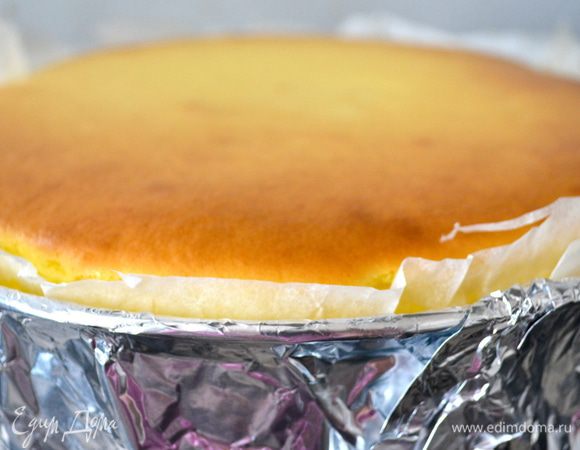 Готовый торт достать из духовки и остудить при комнатной температуре, затем поставить в холодильник приблизительно на 4 часа.  