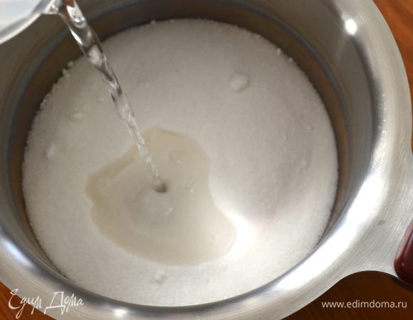 Тем временем займемся приготовлением итальянской меренги. Поставить вариться сахарный сироп. (Если у Вас есть кулинарный термометр, довести сироп до температуры 120 С.)