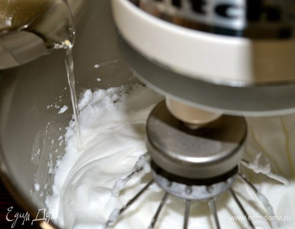 Белки взбить с щепоткой соли. Как только масса образует пышную пену, добавить пару капель лимона и продолжить взбивать... Как только сахар полностью раствориться и сироп достигнет нужной температуры, влить его тонкой струйкой в белки, не прекращая их взбивать! 