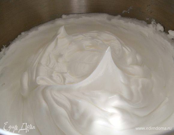 Должна получиться плотная, гладкая и блестящая белковая масса.