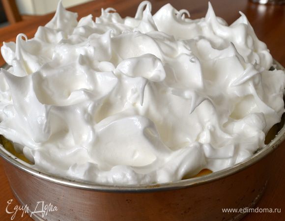 К этому времени чизкейк должен уже быть остывшим, из холодильника. Достать его и выложить поверх торта меренгу. С помощью ложки сформировать белковые пики....по Вашему усмотрению. Духовку разогреть в режиме "гриль" на максимальную температуру и поставить торт буквально на 2 минуты.    