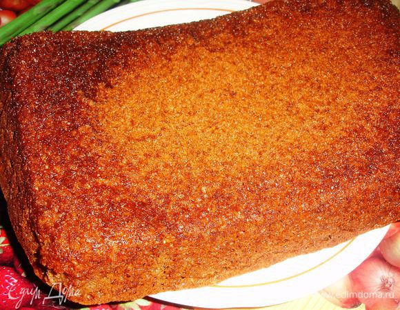 Взбиваем 4 яйца и 1 стакан сахара около 10 минут до увеличения в объеме примерно в три раза. В эту массу  добавляем ванилин и  маргарин (топленый или на грани того). Затем вливаем кефир и тщательно взбиваем.