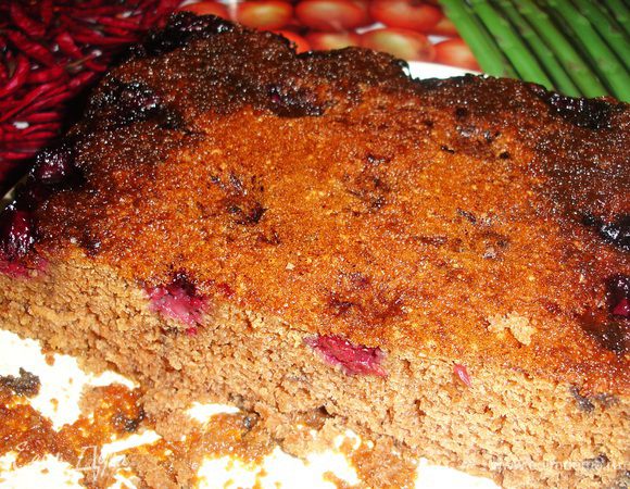 НЮАНС!
1 - Форма должна быть заполнена не более чем на половину, так как тесто при выпекании увеличивается в объеме.
2 - Ягоды и фрукты (как у меня на этом фото) просто выкладывайте сверху на тесто. В процессе выпекания они сами опустятся внутрь или на дно. Вот и всё! Приятного аппетита!!!!!!