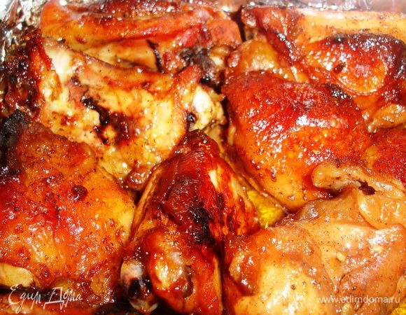 Смешиваем все остальные ингредиенты и намазываем мясо. Даем постоять, напитаться пока греется духовка.