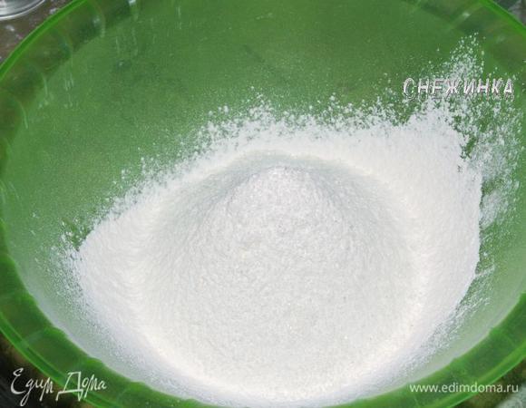 Для начала займёмся блинчиками. Я готовила свои любимые тоненькие – налистники. Делала двойную норму, но тесто замешивала по одинарной, просто потом соединила, для меня так удобней. Итак, в миску просеиваем муку, добавляем соль, сахар (для торта я положила чуть больше, чем изначально в рецепте – 2 ст.л. сахара).