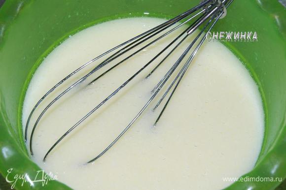 Отдельно смешиваем тёплое (подогретое слегка) молоко с растительным маслом и яйцами.