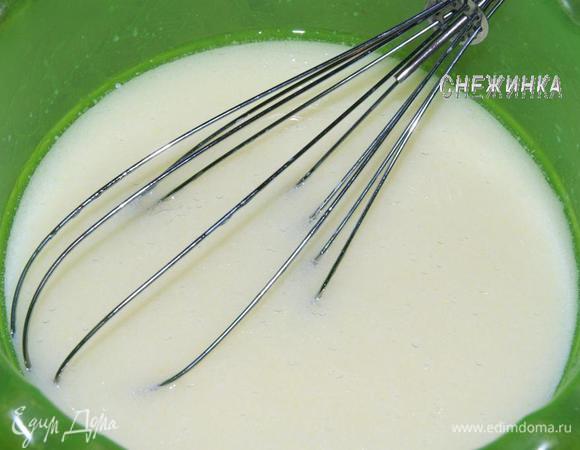 Отдельно смешиваем тёплое (подогретое слегка) молоко с растительным маслом и яйцами.