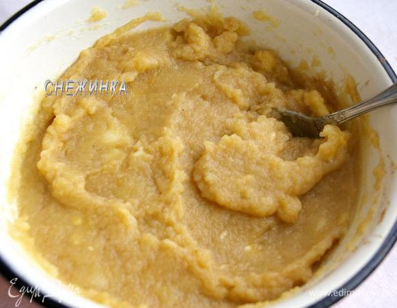 Пюрируем яблочную массу при помощи блендера. Добавляем банан кусочками, снова пюрируем. В конце добавляем корицу и перемешиваем. Крем готов.