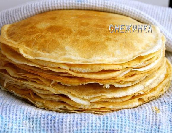 Выпекаем тоненькие блинчики на хорошо разогретой сковороде. Первый раз я её смазала маслом, далее пекла без подмазки. Вот такая стопка получается. Блинчиков шесть было съедено (не мной) в процессе)))