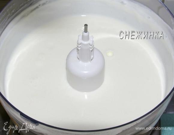 Соединяем творожную массу со сметаной и очень хорошо взбиваем до однородного состояния.