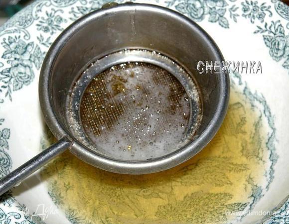 Желатин замачиваем в холодной воде, чтобы она де-то на 1 см. покрывала его, оставляем набухнуть. Затем на водяной бане растапливаем желатин, не доводя до кипения. Процеживаем через ситечко, чтобы избежать возможных комочков. Немного остужаем.