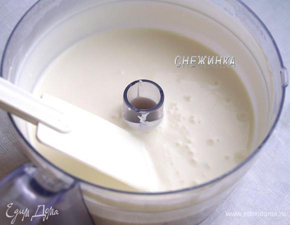 Постоянно взбивая, вливаем тонкой струйкой желатин в сметанно-творожную массу. Напоследок очень хорошо ещё раз взбиваем.