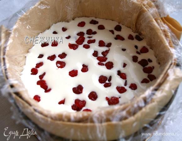 Теперь выливаем половину суфле в форму на блинчики, распределяем вяленую вишню. Выливаем вторую часть суфле и прикрываем его одним блинчиком. Ставим всё в холодильник для застывания суфле где-то на 1,5 часа.