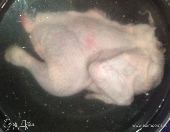 Половину цыпленка промыть, обсушить салфеткой, положить в кастрюлю залить холодной водой и поставить на огонь. Варить бульон, снимая образующуюся пенку.