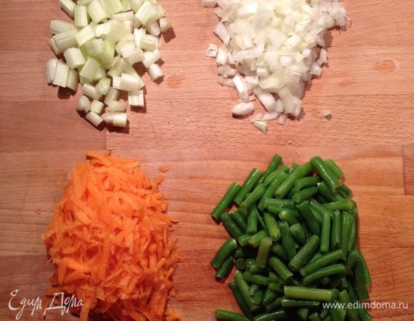 Фасоль, если необходимо, разморозить и порезать.
Морковь и лук почистить, мелко порезать.
Сельдерей и картофель порезать брусочками. 