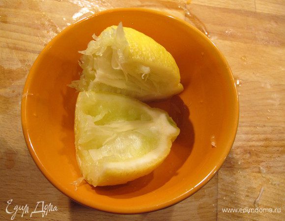 Выжать лимонный сок, добавить в суп.
Посолить, довести до кипения, снять с огня.