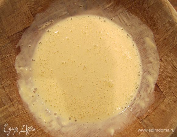 Яйцо тщательно взбить со сметаной.