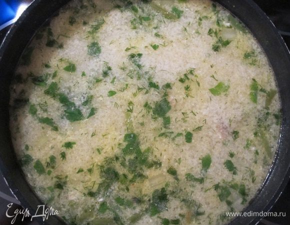 Добавить порциями взбитое яйцо со сметаной в суп и хорошо вымешать, чтобы белок не свернулся. Добавить мелко порубленную зелень и красный перец. Приятного аппетита!