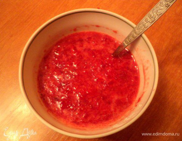 Для начинки яблоко почистить от кожицы и семян, нарезать мелкими кусочками. К яблокам добавить ягоды (у меня свежемороженые), сахар, крахмал  и проварить 2-3 минуты до загустения. Охладить. 