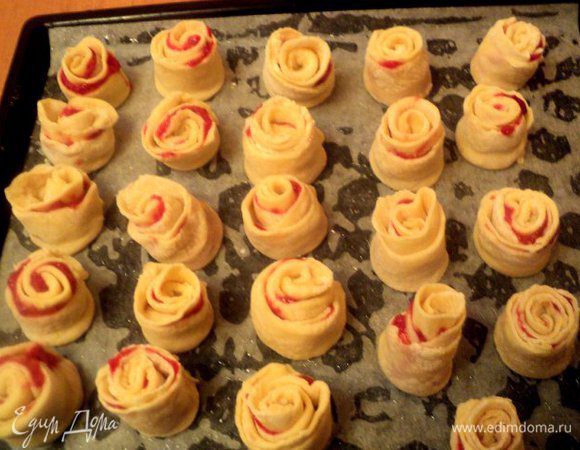 Выложить розочки на противень, смазанный маслом на некотором расстоянии друг от друга, смазать взбитым яйцом. Выпекать при температуре 180 градусов 25-30 мин. до румяной корочки.