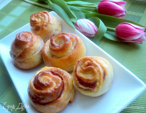 Готовые булочки смазать кисточкой растопленным сливочным маслом. Приятного чаепития!