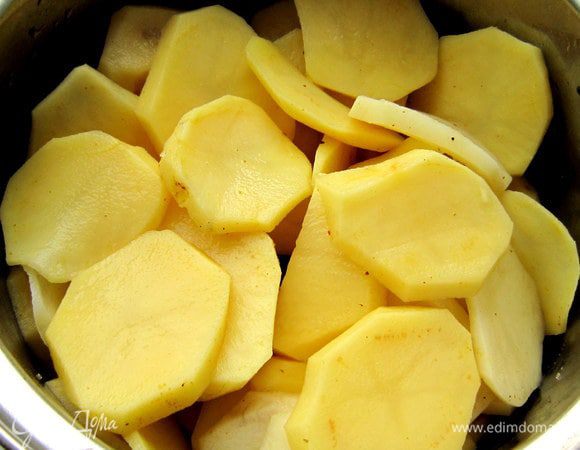 Картофель нарезать тонкими кружочками. Посолить, поперчить, приправить карри. Оставить на 15 мин.