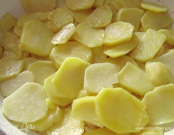 Обжарить картофель на растительном масле в течение 7 мин., постоянно помешивая.
