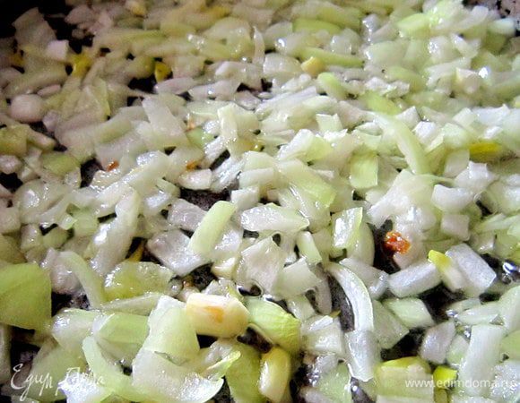 Мелко нарезать репчатый лук и обжарить до золотистого цвета.