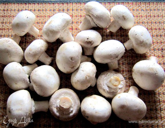 Подготовить грибы, очистить.