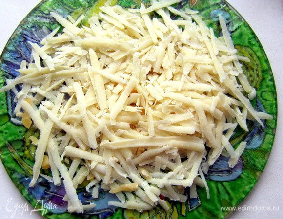 Сыр натереть на крупной тёрке. 