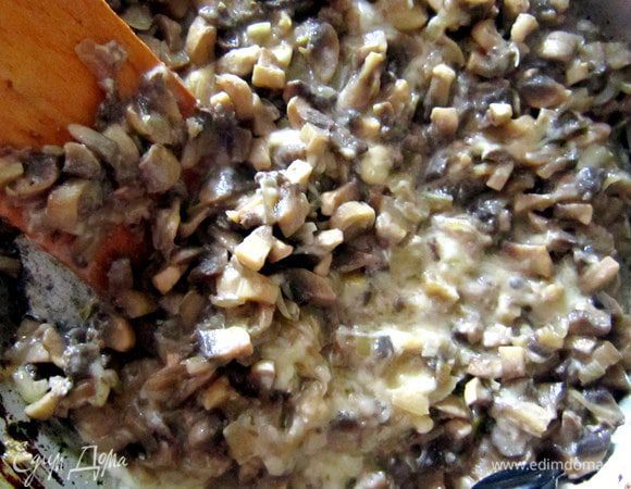 Половину сыра добавить к грибной массе. Перемешать.