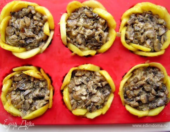 Наполнить формочки грибной массой. Поставить в духовку на 20 мин.