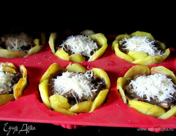 Затем посыпать оставшимся сыром и оставить в духовке ещё на 5 мин.