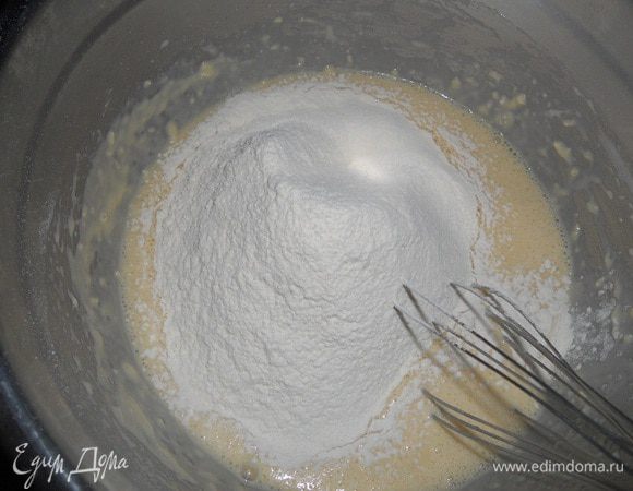 Яйца взбить с коньяком, солью, сахаром, добавить сливки и перемешать, всыпать муку.