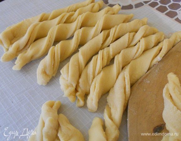 Замешиваем тесто. Раскатываем тонко тесто и нарезаем на полоски. Две полоски складываем, фиксируем концы и скручиваем спиралькой.  Вот такой хворост.