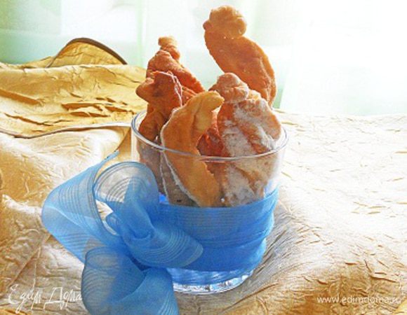 Обжариваем во фритюре, как остынут, посыпать сахарной пудрой. Приятного чаепития...