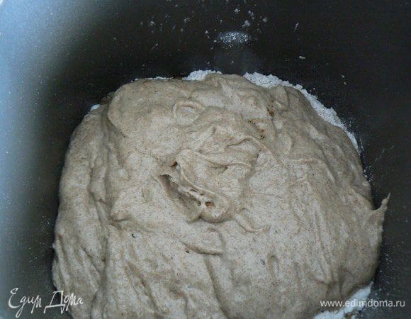 отвешиваем закваску, добавляем остальные продукты. Я замешивала в хлебопечке 4 мин. Тесто получается липкое , так и должно быть.