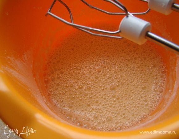 Добавляем порциями крахмал, муку и масло, взбиваем. Оставить минут на 20–30. Тесто очень жидкое, но добавлять ничего не стоит!