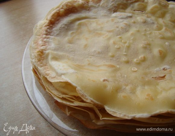 Жарим блинчики на хорошо разогретой сковороде, предварительно смазав ее маслом, около 30 секунд с каждой стороны.