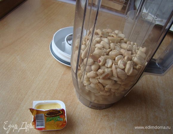 Вот здесь у меня какао масло - половинка упаковки в 15 г. Хранится в холодильнике, растворить в СВЧ его достаточно трудно. лучше всего сделать это на водяной бане. Например, набрать кипятка в большую кружку и в нее поставить меньшую (а в ней -масло)