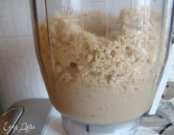 Когда орехи начнут превращаться в пасту - добавим масло