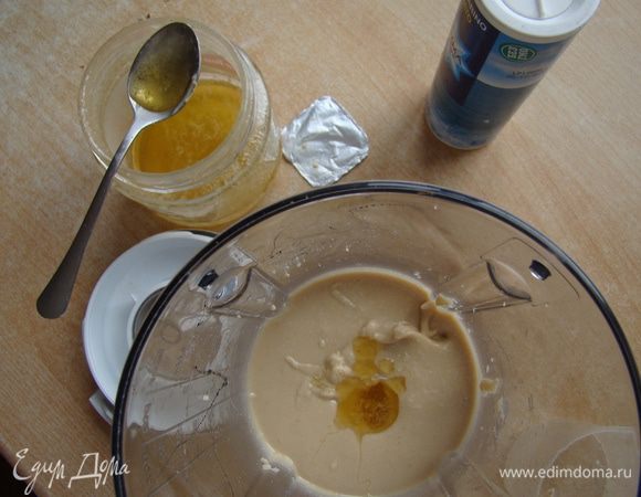 Когда арахис превратиться в однородную пасту - добавим мед и соль по вкусу. Я специально взяла морскую, чтобы ощущались легкие крупинки. Еще раз включить блендер, чтобы все хорошенько соединить. Ну и, приятного Вам аппетита!