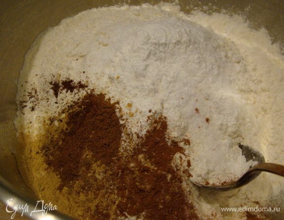 Начнем с бисквитов. Смешать сухие ингредиенты со специями