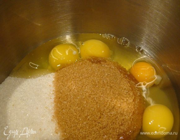 Взбить яйца с сахаром