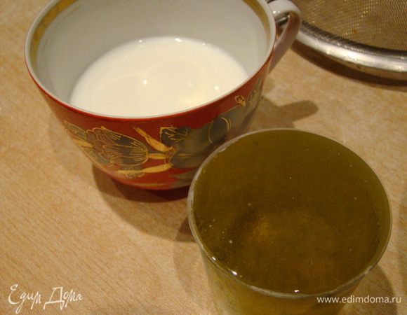 Влить молоко и оливковое масло - хорошо размешать