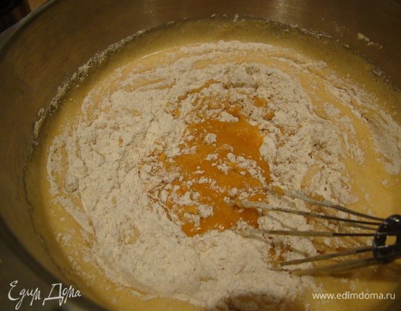 Постепенно добавлять муку