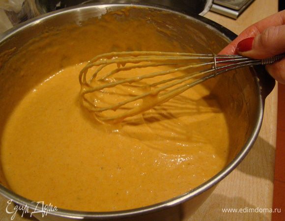 Получится тесто консистенции густой сметаны, которое нужно разделить на 2 порции